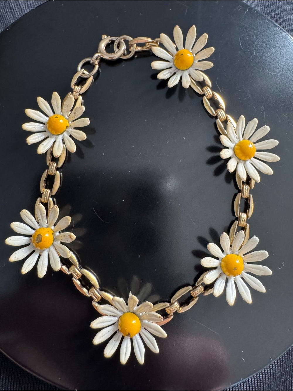 Vintage Enamel Daisy Link Bracelet โ Gold Tone Floral Cottagecore